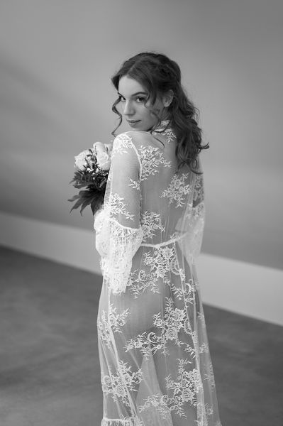 Sinnliches Brautfoto einer jungen Frau mit Blumenstrauß