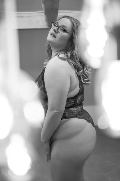 Sinnliches Dessousfoto einer curvy Frau in Lingerie