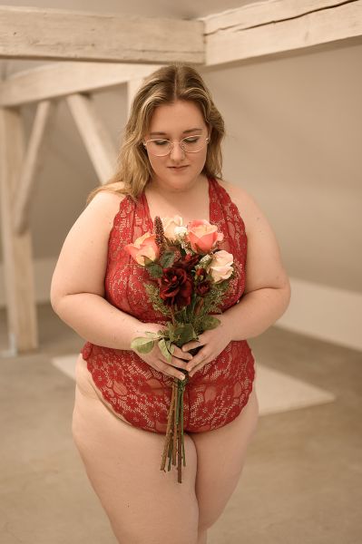 Sinnliches Dessousfoto einer curvy Frau in Lingerie