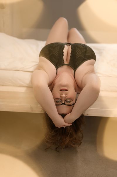 Sinnliches Dessousfoto einer curvy Frau auf dem Bett