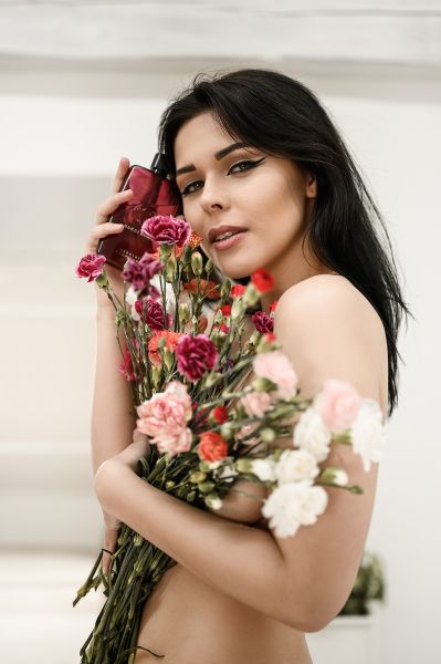Sinnliches Foto einer jungen Frau mit einem Strauß Blumen