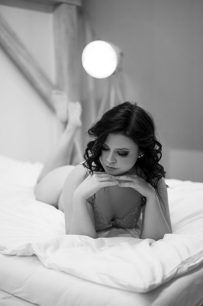 Sinnliches Dessousfoto einer jungen Frau in Lingerie auf einem Bett